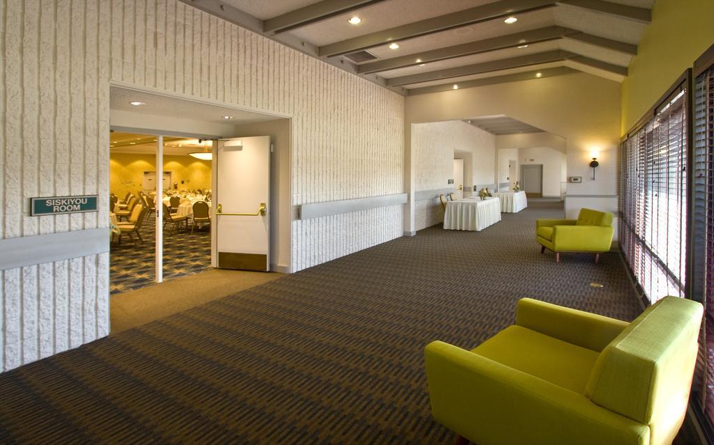 Inn At The Commons Medford Bagian luar foto