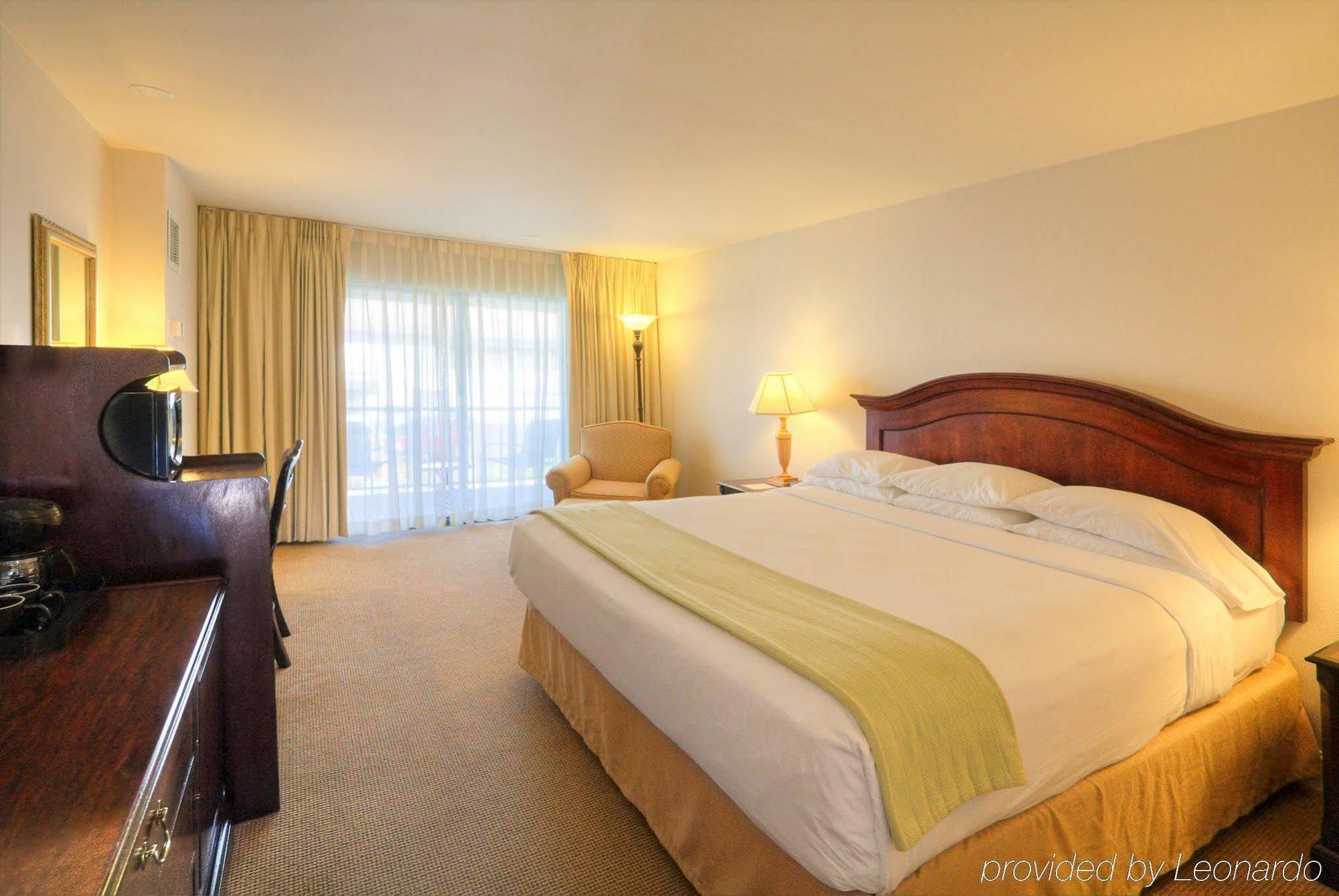 Inn At The Commons Medford Bagian luar foto