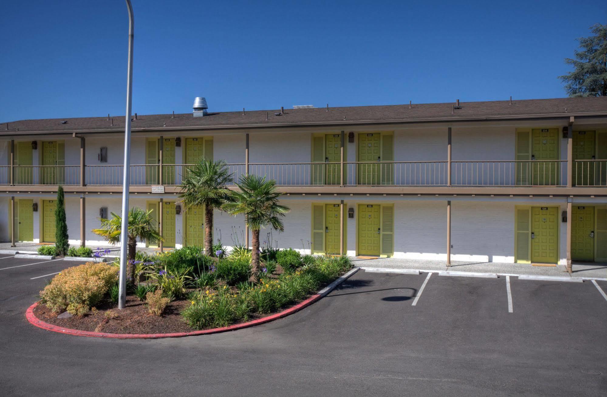 Inn At The Commons Medford Bagian luar foto