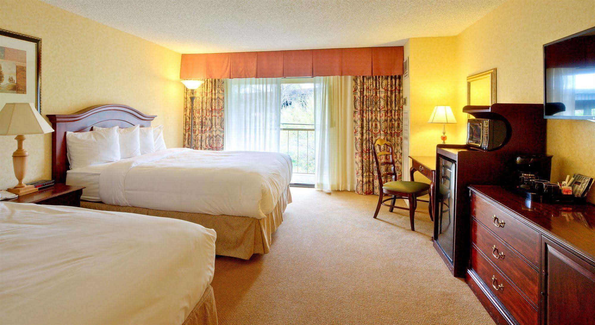 Inn At The Commons Medford Bagian luar foto