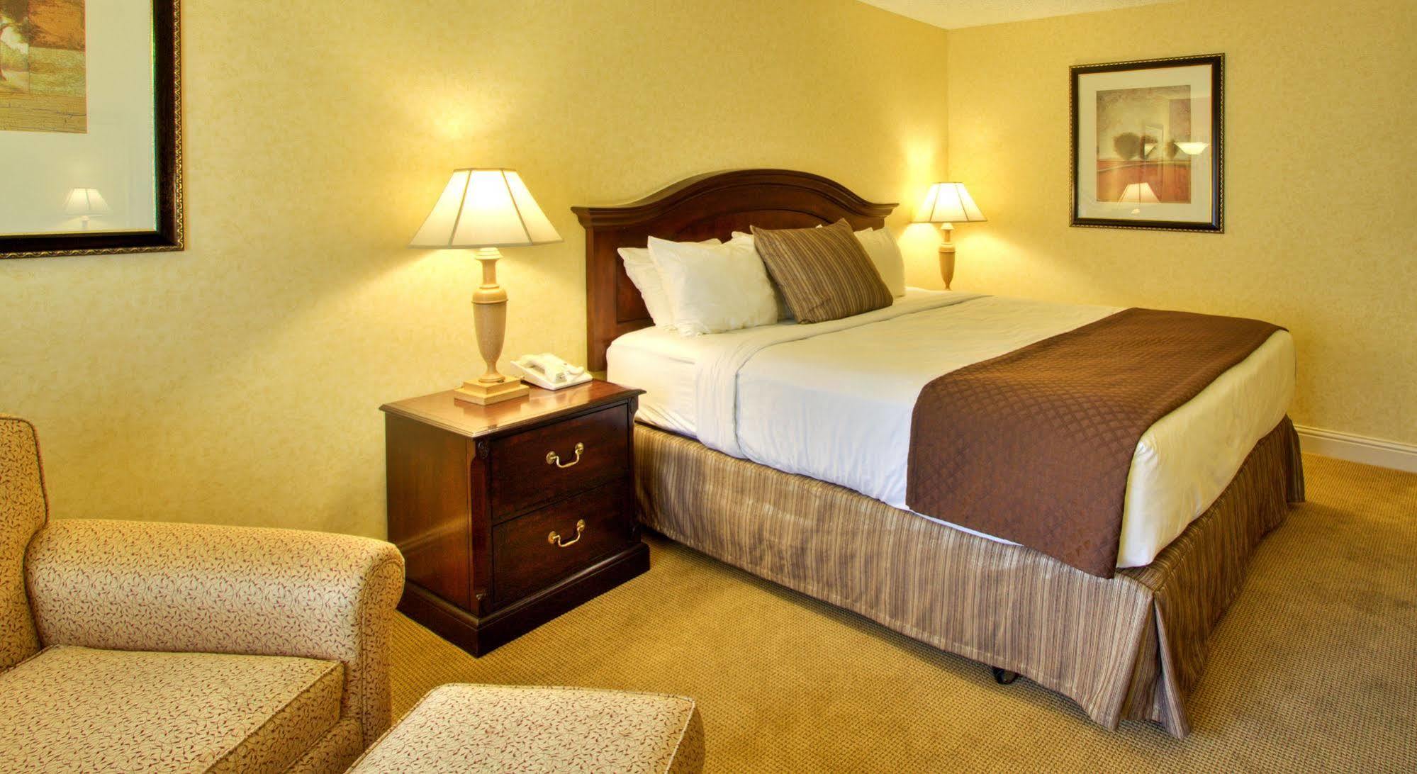 Inn At The Commons Medford Bagian luar foto