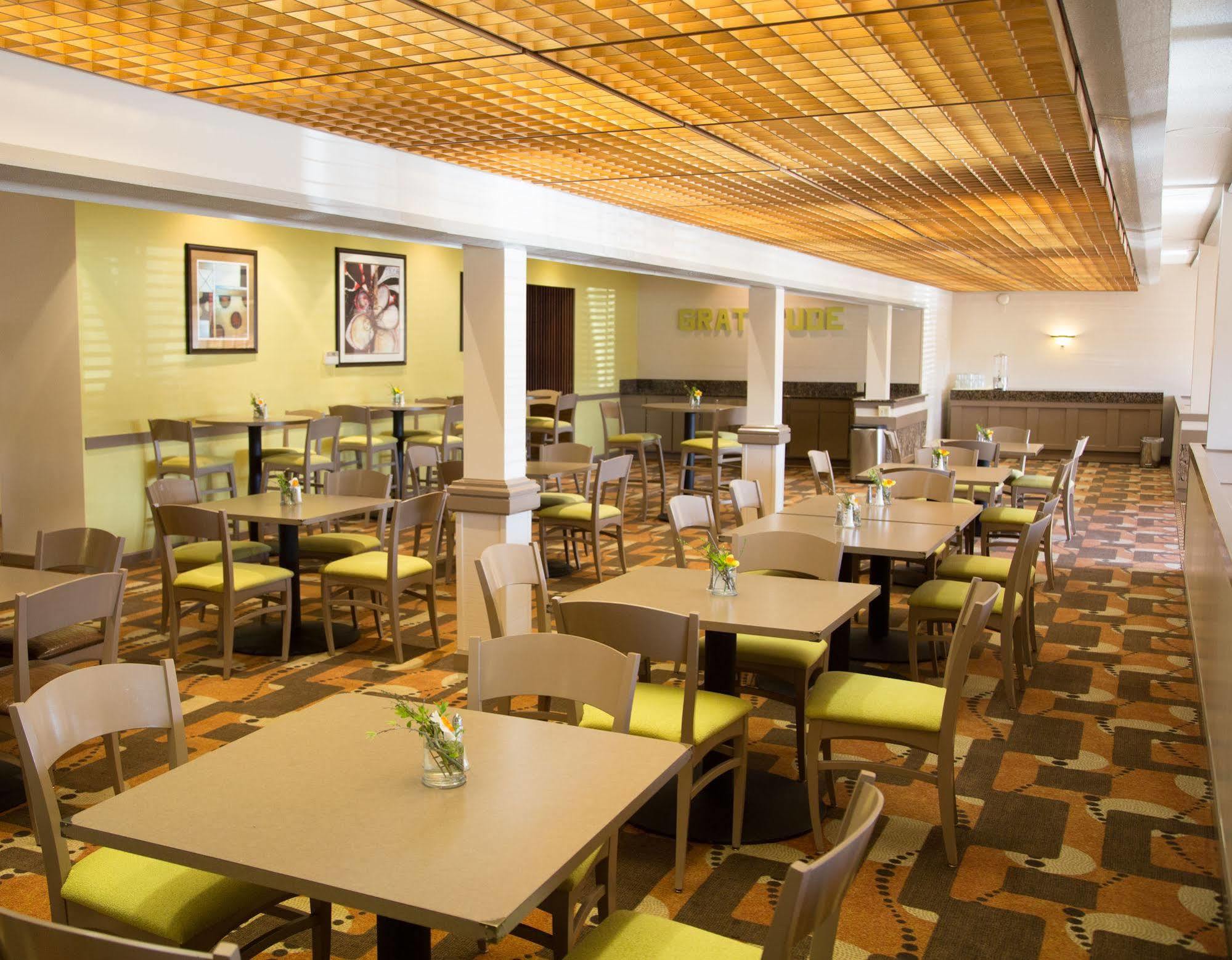 Inn At The Commons Medford Bagian luar foto