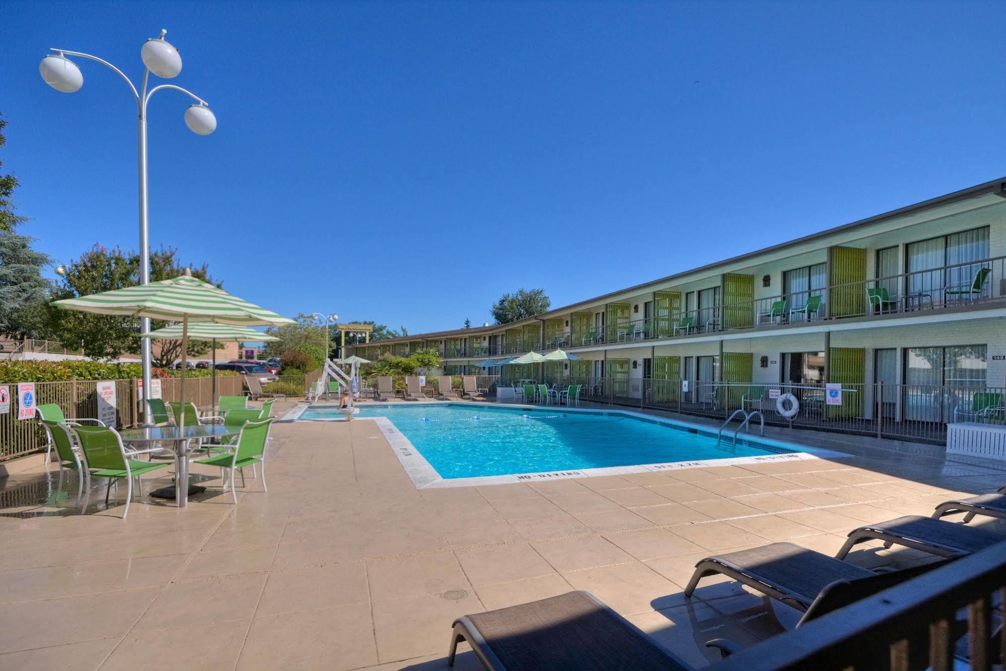 Inn At The Commons Medford Bagian luar foto