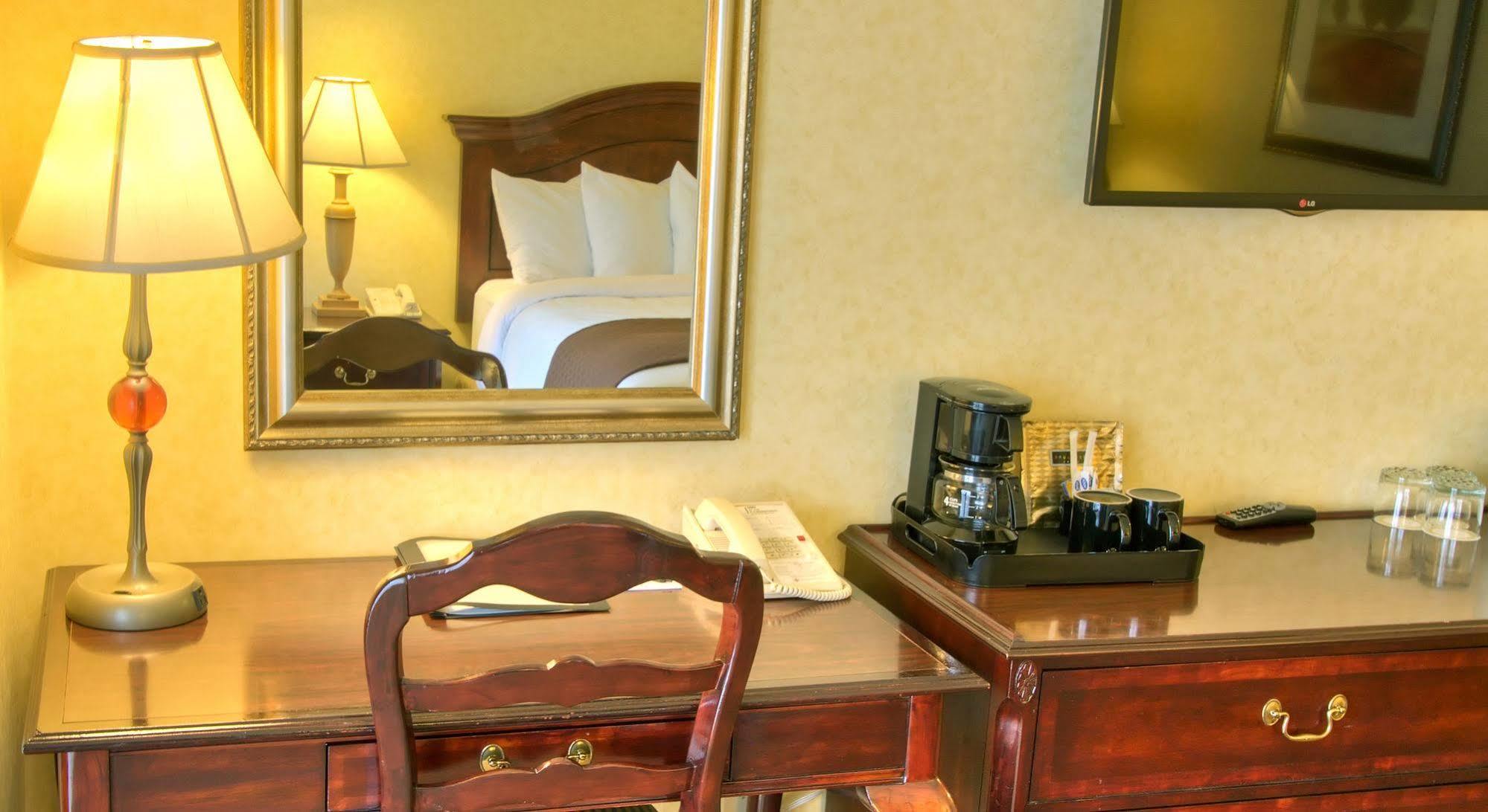 Inn At The Commons Medford Bagian luar foto