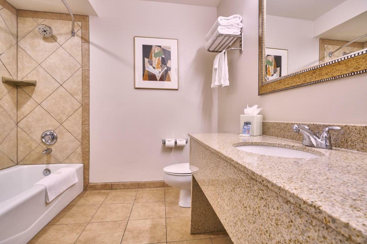 Inn At The Commons Medford Bagian luar foto
