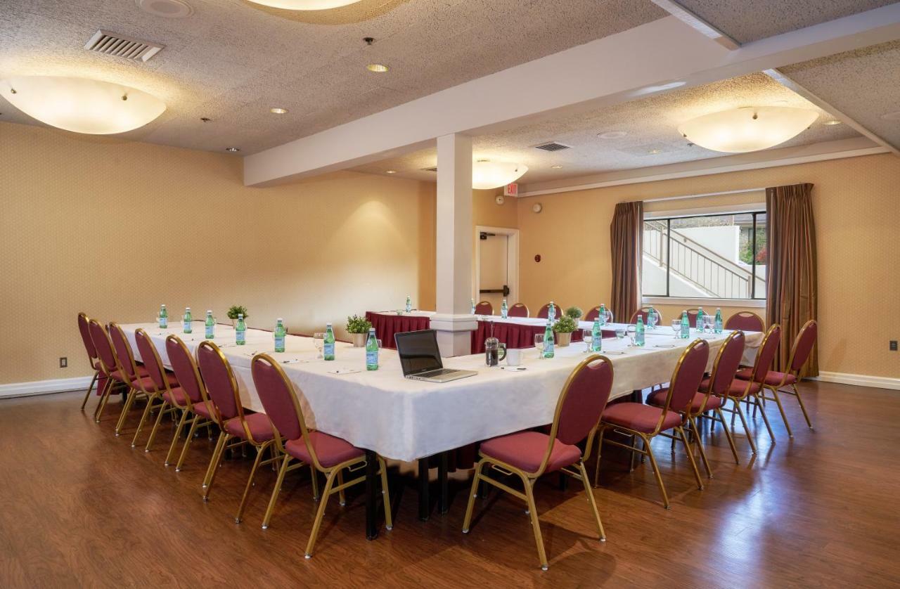 Inn At The Commons Medford Bagian luar foto