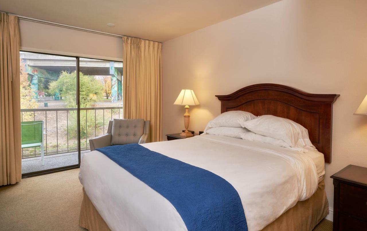 Inn At The Commons Medford Bagian luar foto