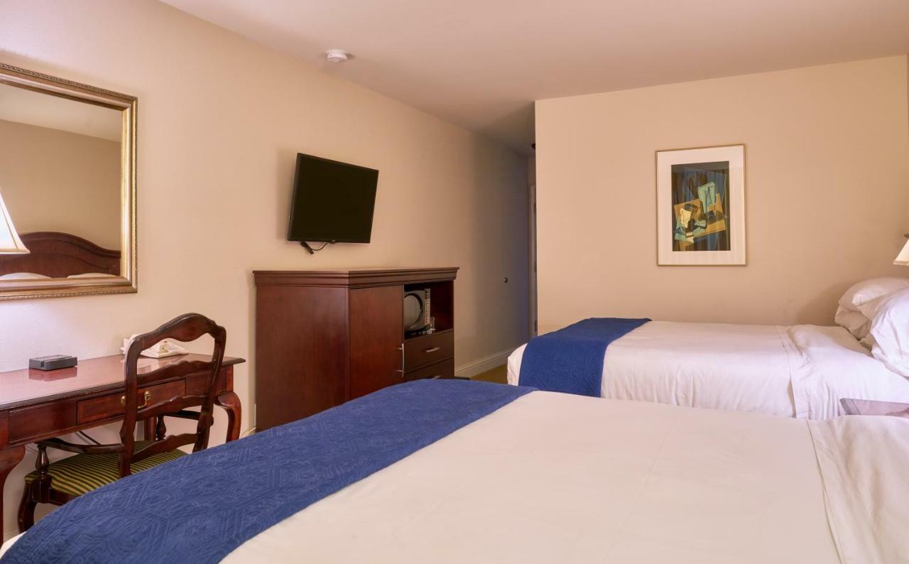 Inn At The Commons Medford Bagian luar foto